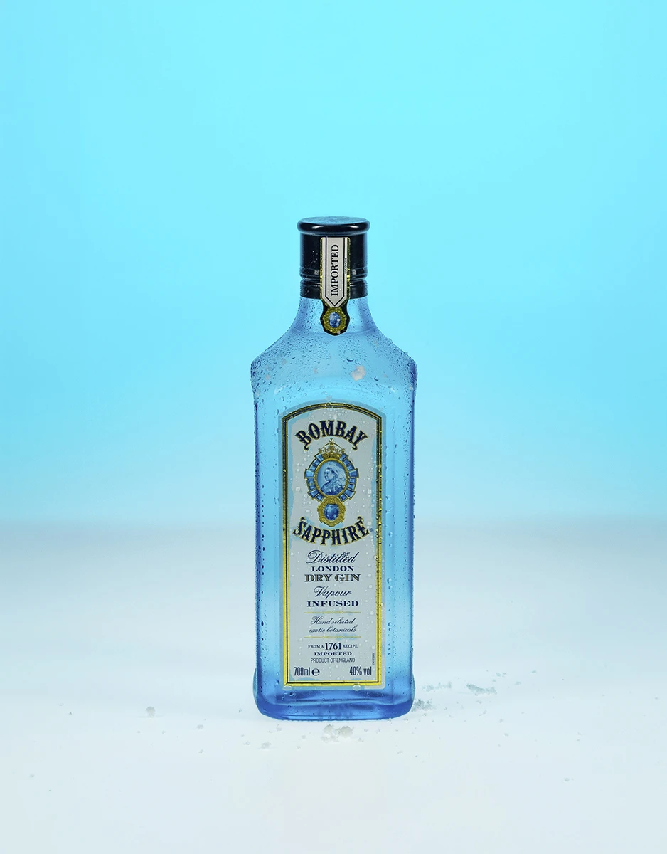 Flasche mit Gin, etikettiert als Gin mit goldenem Emblem.