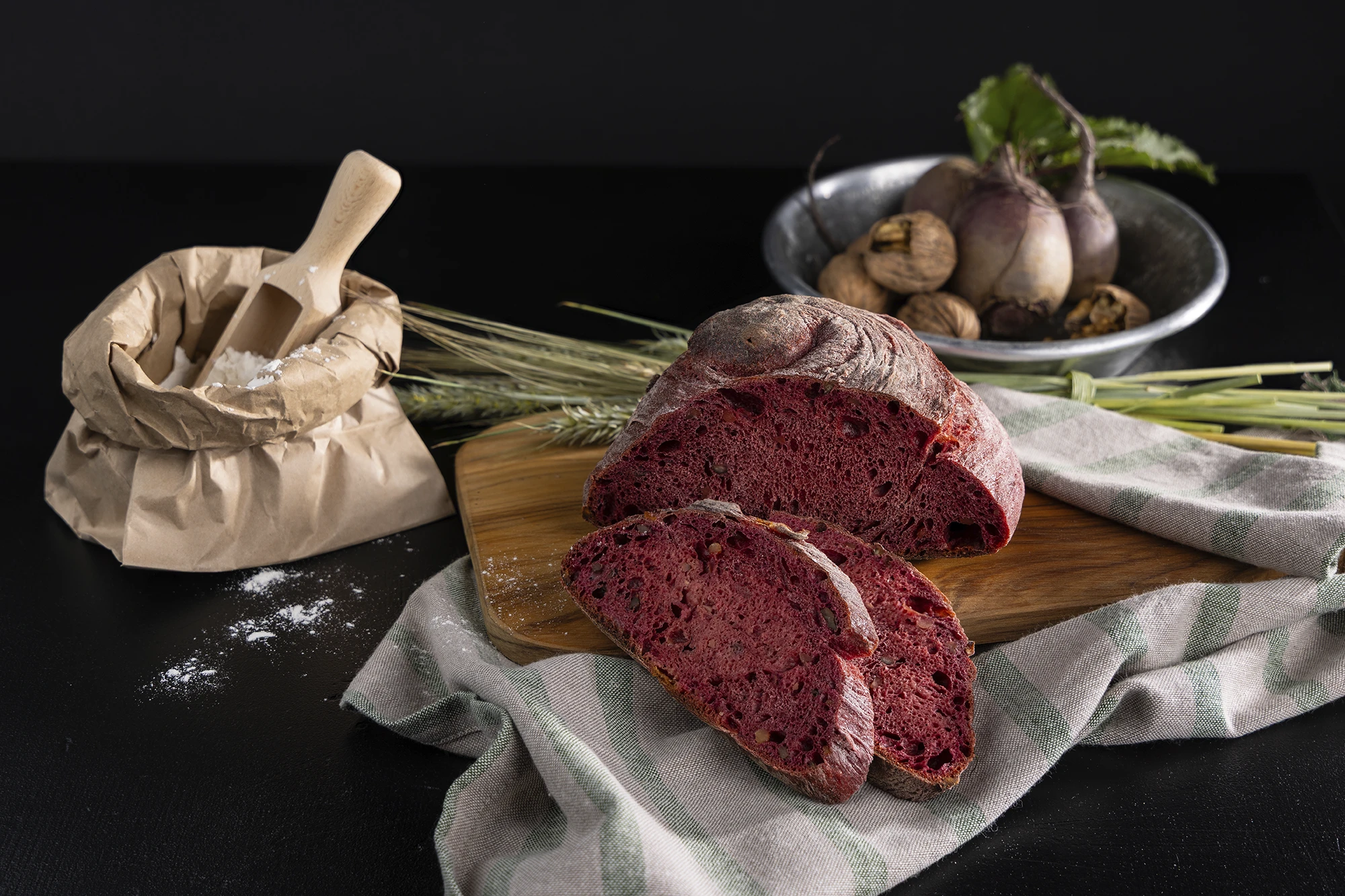 Halbes Rote Bete Walnussbrot, aufgeschnitten, mit Rote,Beete,Walnüssen und Gewürzen auf einem Holzbrett.