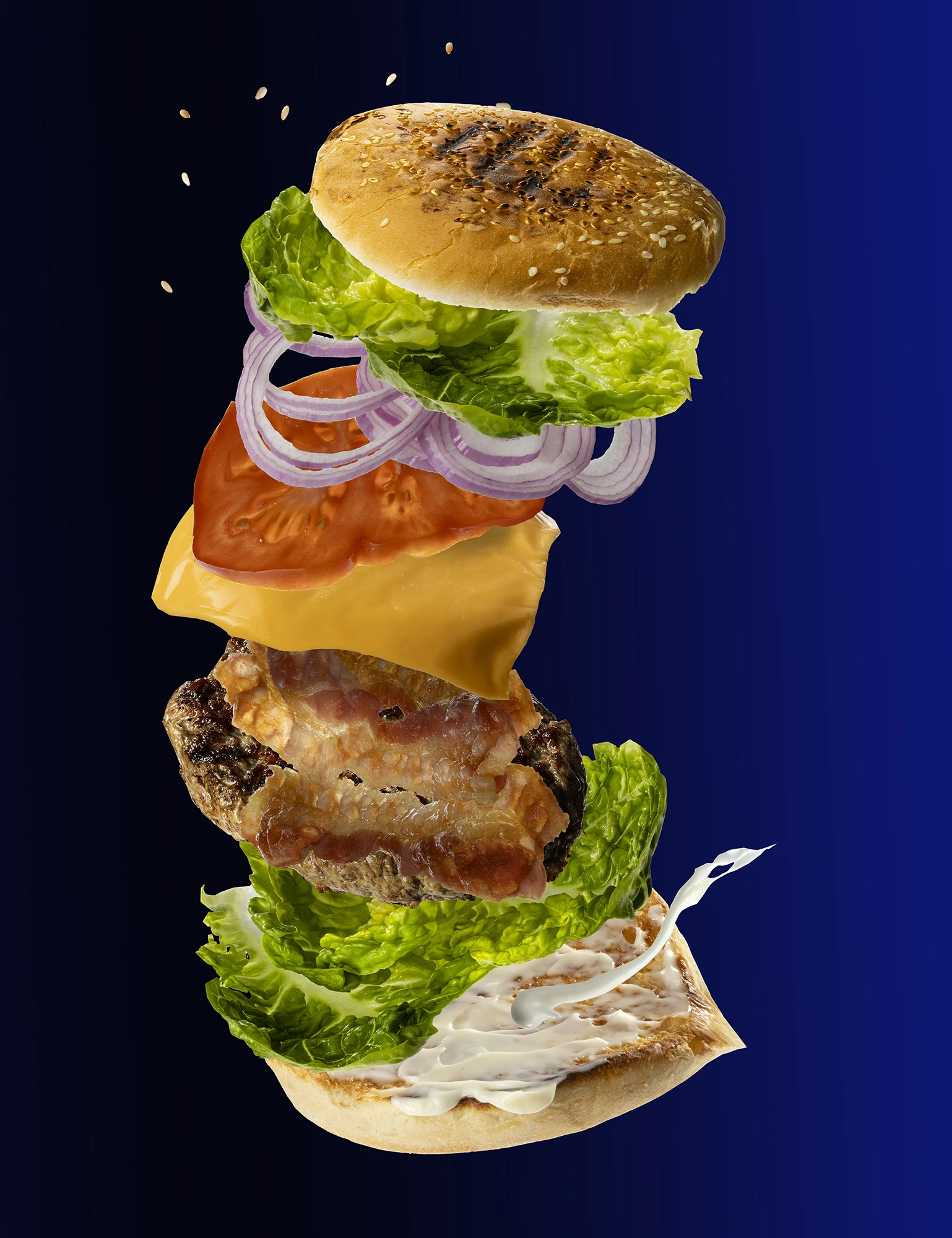 Flying Burger mit Salat, Zwiebeln, Tomaten und Fleisch auf einem blauen Hintergrund.